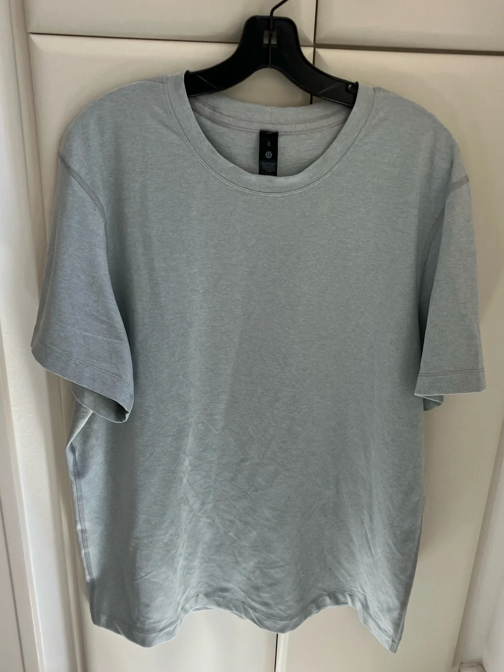 lululemon athletica men’s Heather Light Gray Crew Tee - Picture 1 of 4